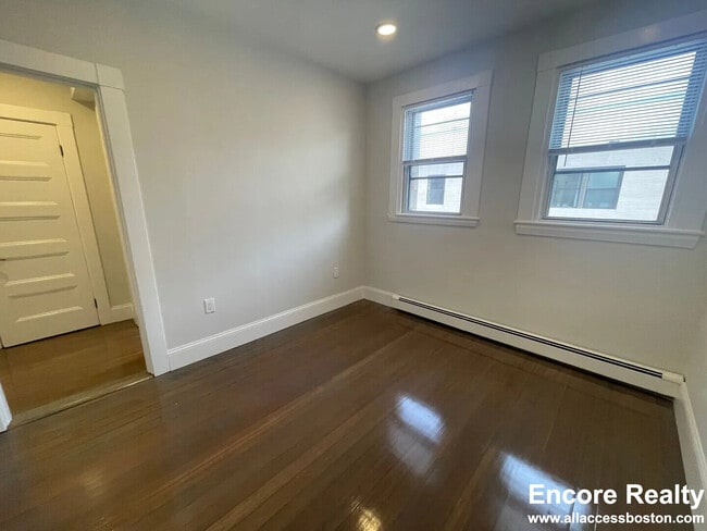 Building Photo - 457 Centre St