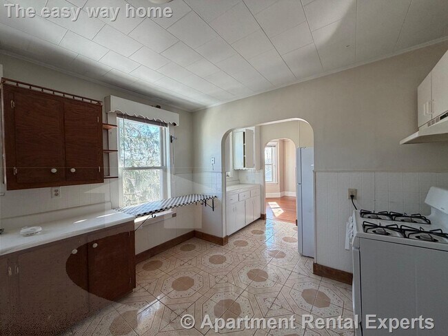 Building Photo - 110 Sharon St