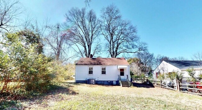 Building Photo - 2320 Vanderbilt Rd