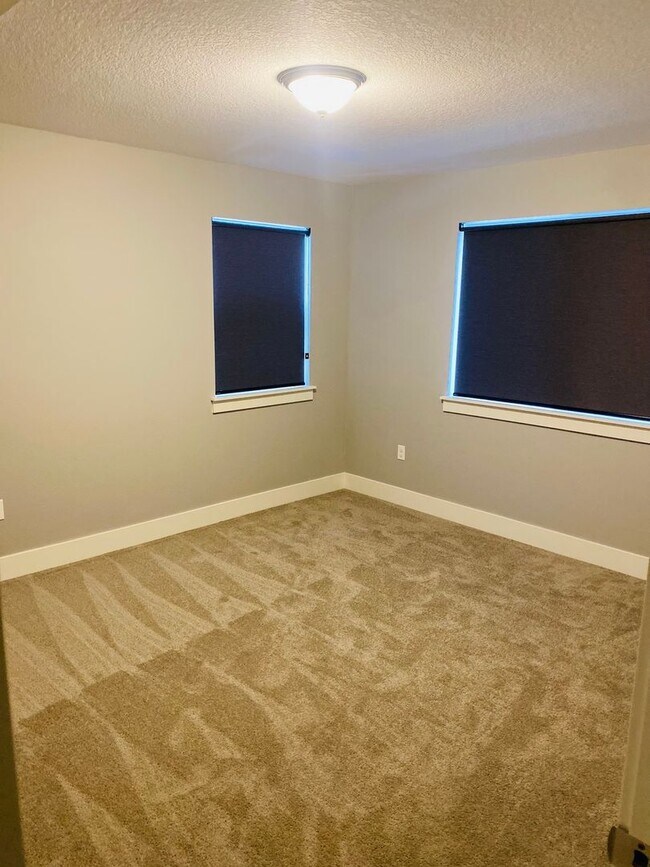 Building Photo - Gorgeous Newer Home!