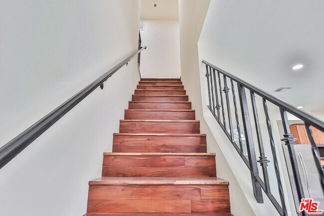 Building Photo - 7132 Farralone Ave