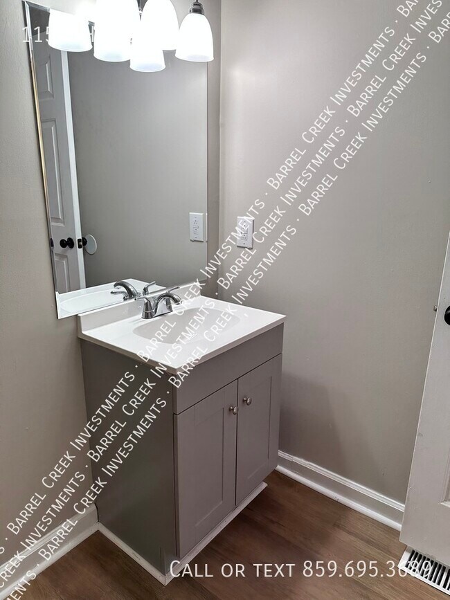 Building Photo - 2-Bed 1-Bath Townhome + Garage