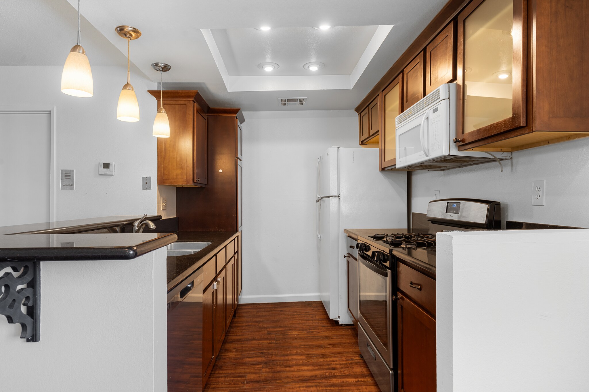 kitchen with breakfast bar - 11100 Acama St