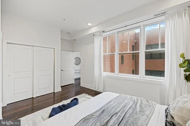 Building Photo - 907 N St NW