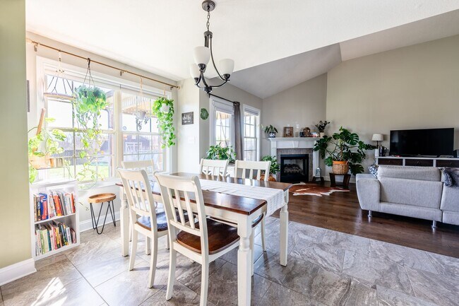 Building Photo - Pet Friendly Three Bedroom!