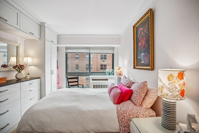 Building Photo - 535 W 52nd St