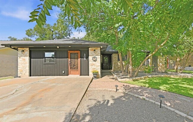 Building Photo - 303 Pin Oak Dr