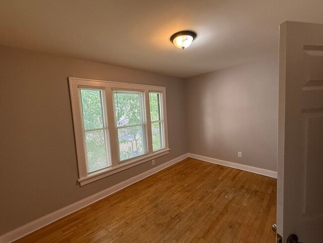 Building Photo - 3 bedrooms 2 bath house, Available October...