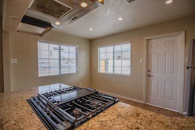 Building Photo - Charming 3 bedroom, 2 bath