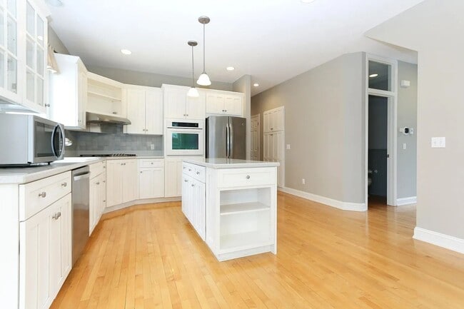 Building Photo - Rare 4 bed singe family super nice luxurio...
