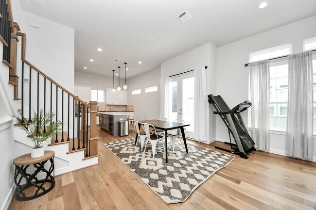 Building Photo - 1223 W 16th St