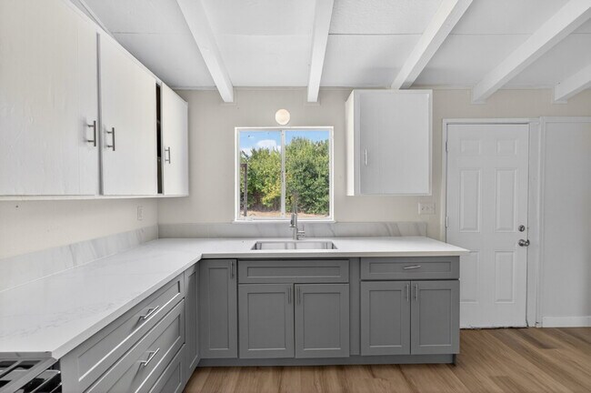 Building Photo - Charming 3-Bed Gem in Sacramento