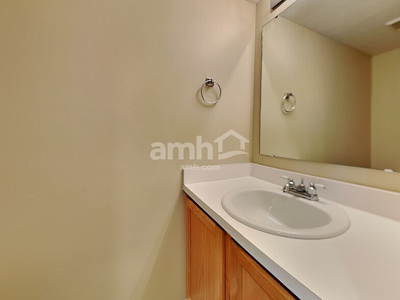 Building Photo - 3207 Creekshore Dr