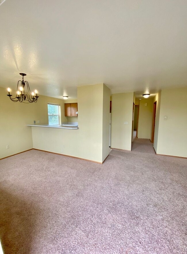 Building Photo - Conveniently Located 2 Bedroom