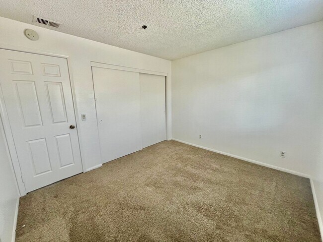 Building Photo - r287