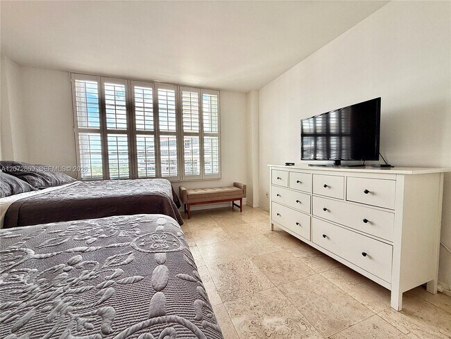 Building Photo - 5161 Collins Ave