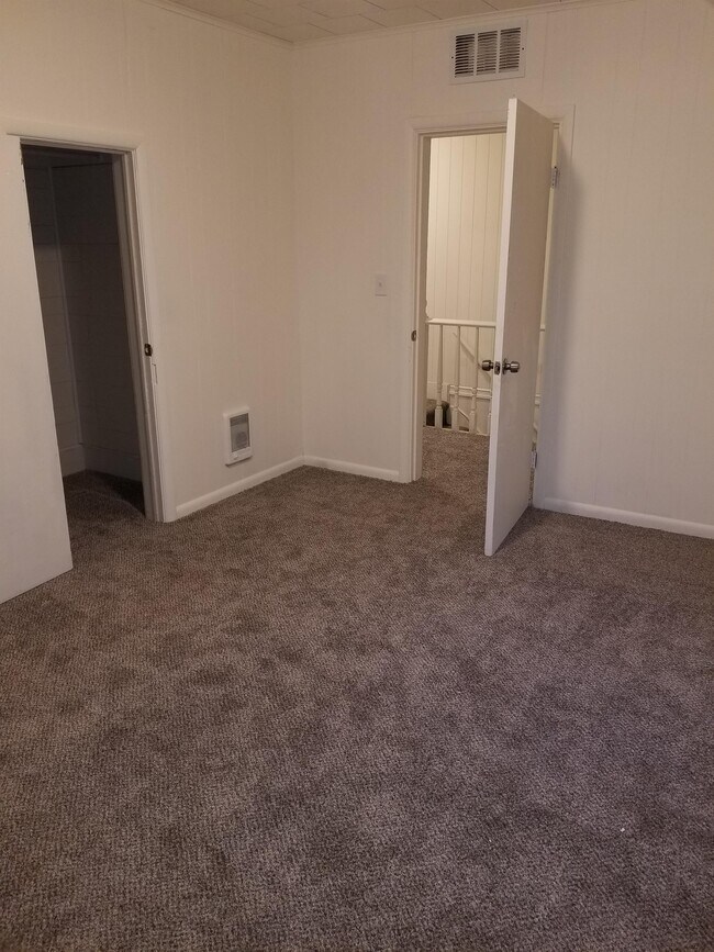 Building Photo - 10 N Touchet St