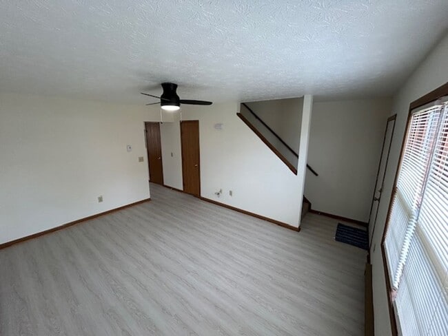 Building Photo - 1520 Hawk Cir