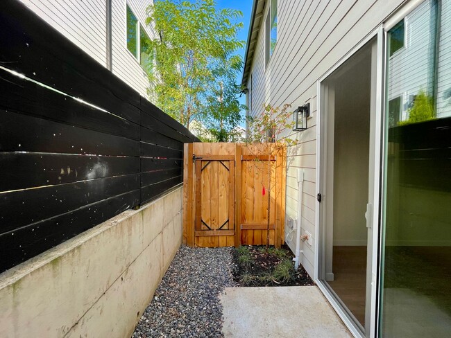 Building Photo - Stunning Townhome Unit with Laundry, A/C, Private Patio