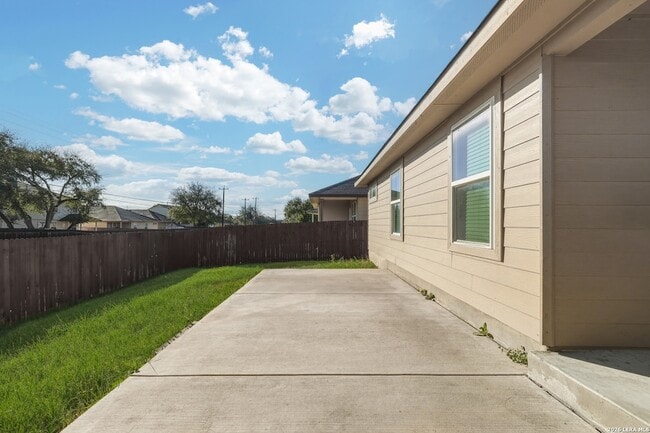 Building Photo - 8810 Double Oak