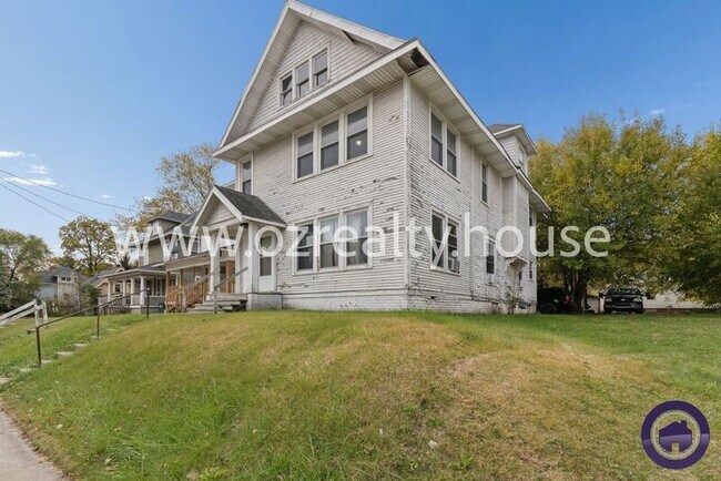 Building Photo - 3241 Cherry St