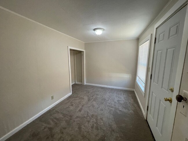 Building Photo - 2 Bed 1 Bath Cottage
