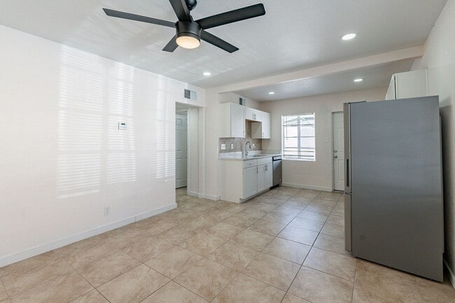 Building Photo - Two Bedrooms - Central Phoenix!