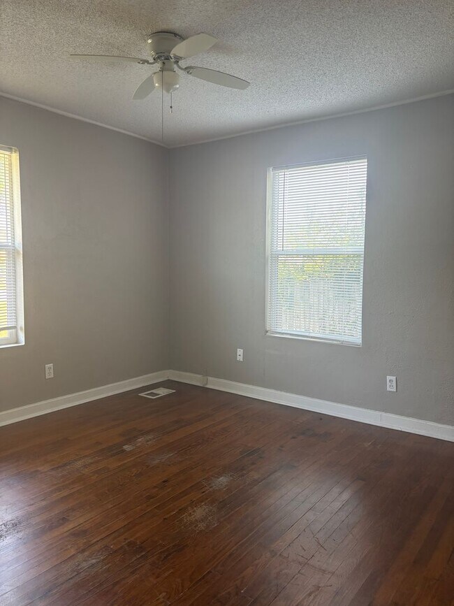 Building Photo - Centrally located 3/2 house