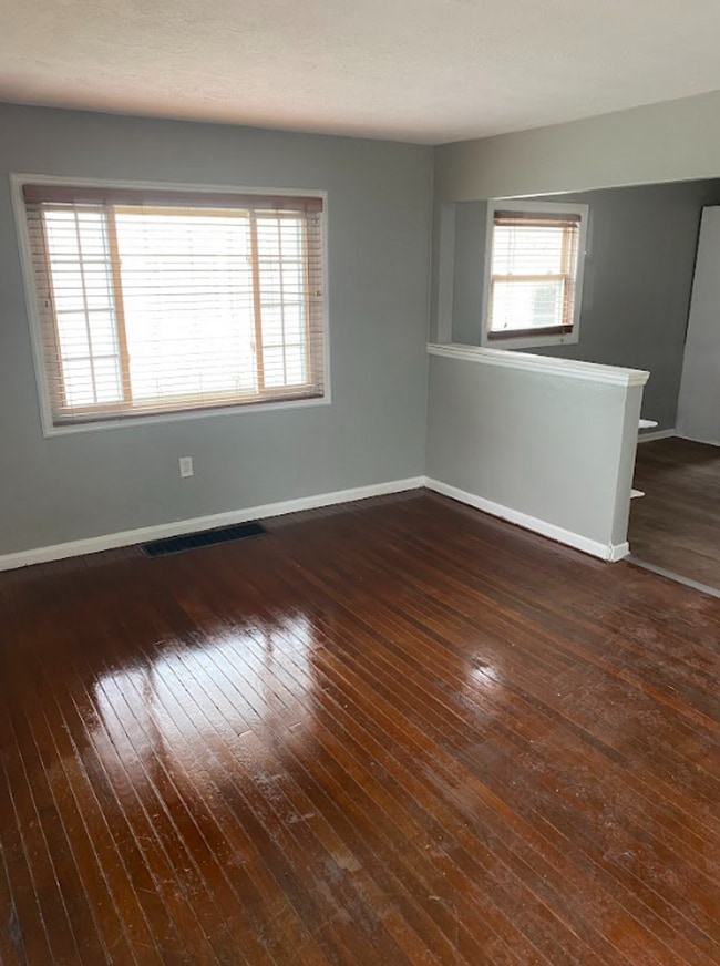 Building Photo - 3 Bed-1 Bath - spacious, beautiful with AC...