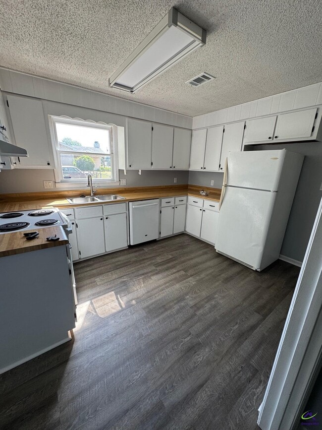 Building Photo - 700 Fieldstone Rd