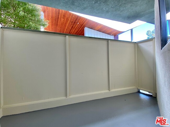 Building Photo - 929 N San Vicente Blvd