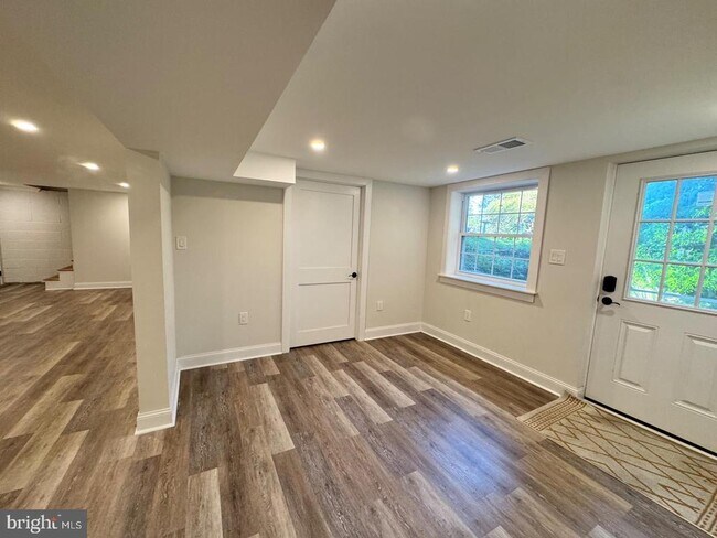 Building Photo - 765 Farnum Rd