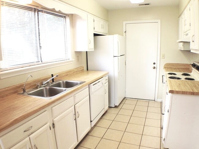 Building Photo - 5436 Chatham Lake Dr