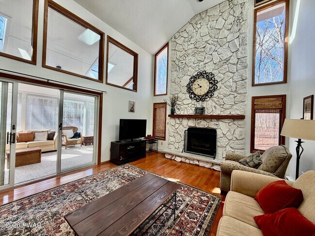 Building Photo - 811 Paddock Ct