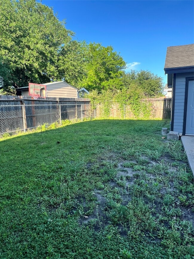 Building Photo - 5604 Chapman St