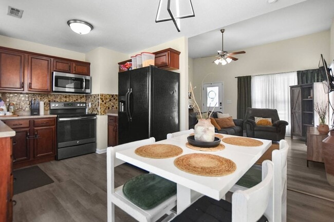 Building Photo - Pet Friendly Three Bedroom!