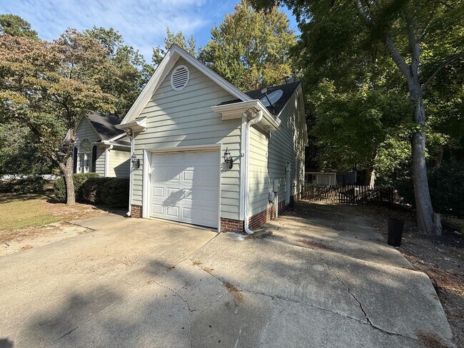 Building Photo - 1024 Laurens Way