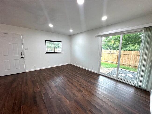 Building Photo - 2402 Parker Cir