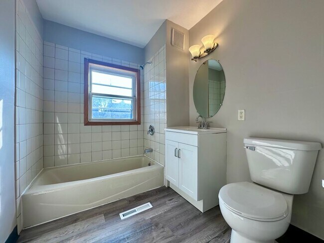 Building Photo - Awesome 4 Bedroom 2 Bathroom Home in St.Paul!