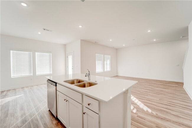 Building Photo - 139 S Maroon Ave