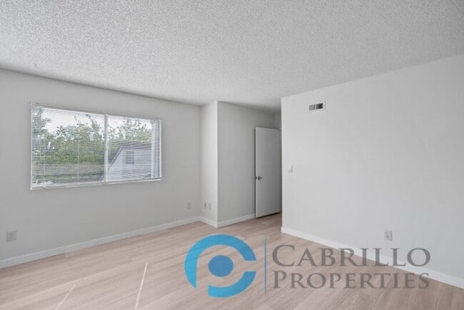 Building Photo - 5067 La Cuenta Dr