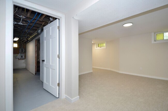 Building Photo - Beautiful Updated 5-Bed 2-Bath Home in NE Minneapolis!