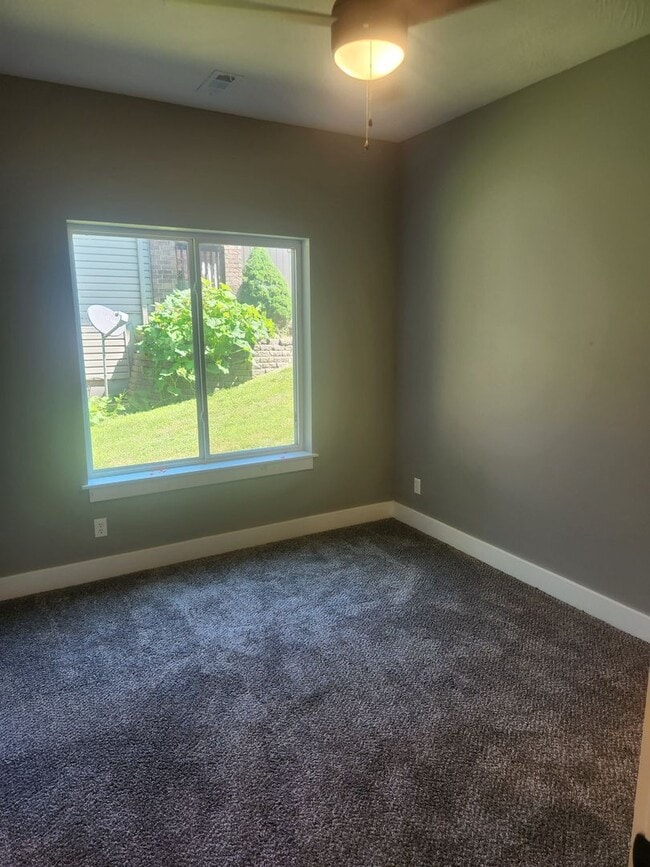 Building Photo - Move-in Ready!!!