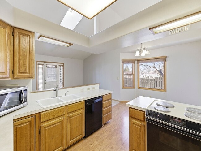 Building Photo - Beautiful Home with New Carpets, Fenced Yard, A/C, and Finished Basement!