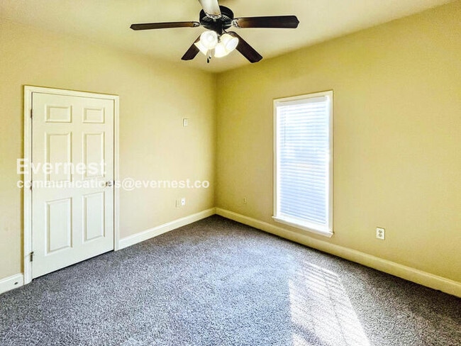 Building Photo - 806 Meadow Way Cove