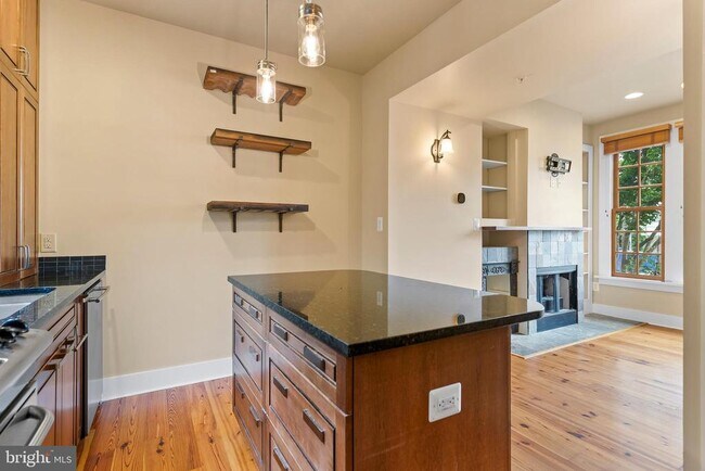 Building Photo - 220 Hollis Alley