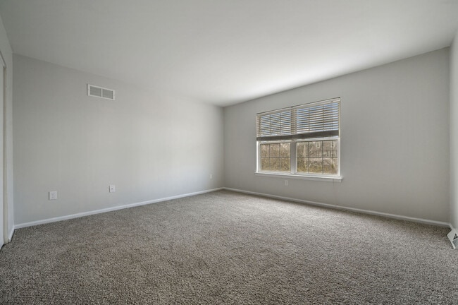 Building Photo - 142 Thames Dr