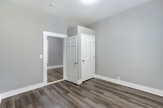 Building Photo - 720 W Victory Dr