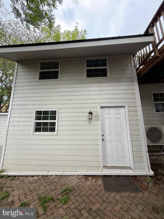 Building Photo - 512 Caroline St