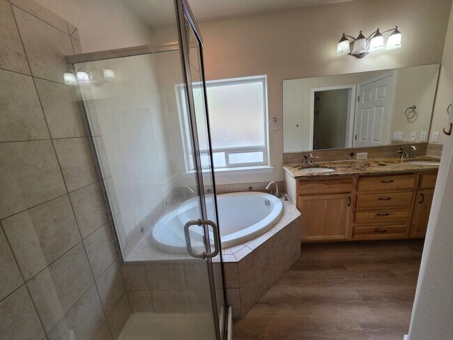 Building Photo - Wonderful Duplex in Eagle Ridge